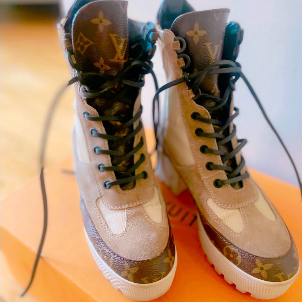 Worn less than a handful of times! In perfect condition.